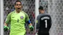 Kiper Cile, Claudio Bravo, berhasil menepis tiga penalti pemain Portugal pada semifinal Piala Konfederasi di Kazan Arena, Kazan, Rabu (28/6/2017). Cile menang adu penalti 3-0 atas Portugal. (EPA/Mario Cruz)