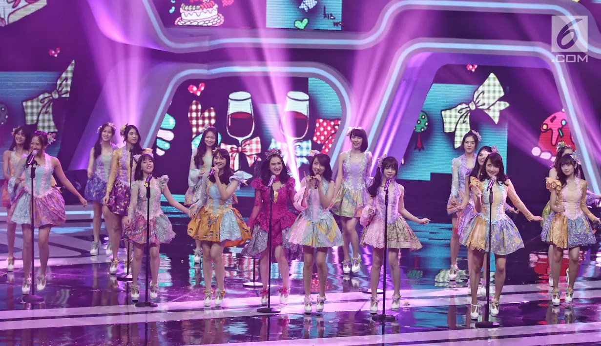 Personel JKT48 beraksi saat memeriahkan panggung SCTV Awards 2017 di Studio 6 Emtek City, Jakarta, Rabu (29/11). Ajang penghargaan SCTV Awards 2017 dihadiri oleh sejumlah bintang-bintang ternama Tanah Air. (Liputan6.com/Herman Zakharia)