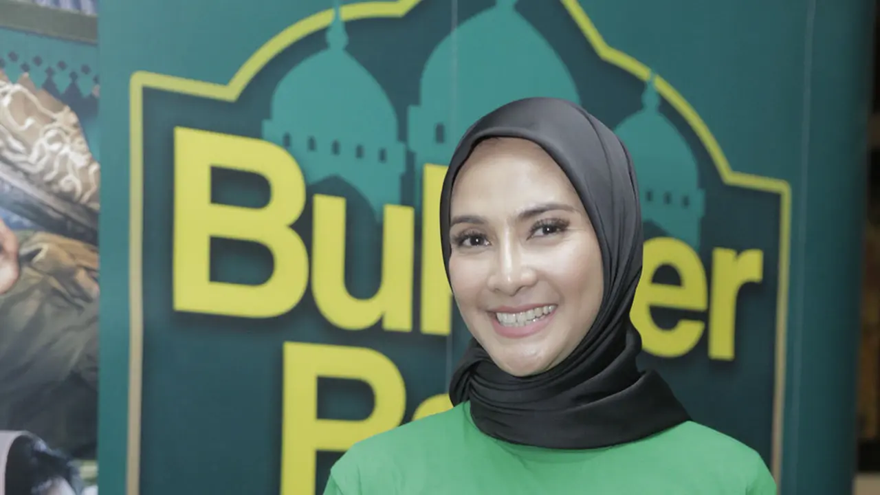 Potret Maudy Koesnaedi Kenakan Hijab