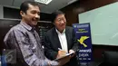 Pengusaha Nasional Murdaya Poo dan Ka Kanwil DJP Jak-Sel I, Sakli Anggoro saat menandatangani laporkan harta kekayaan sebagai peserta program pengampunan pajak (tax amnesty) di Kantor Kanwil DJP Pajak, Jakarta, Senin (19/9). (Liputan6.com/Johan Tallo)