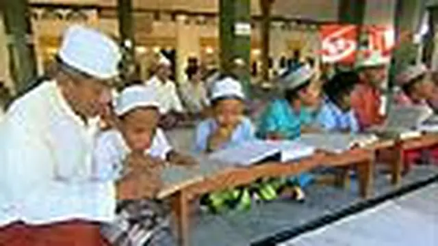 Salat dan Mengaji Menunggu Waktu Berbuka