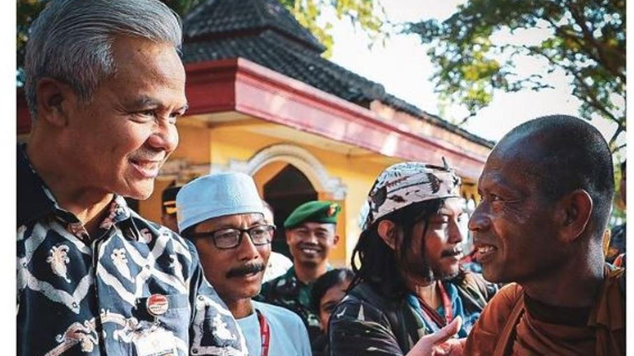 Ganjar Pranowo Sambut Para Biksu yang Jalan Kaki dari Thailand ke Candi Borobudur