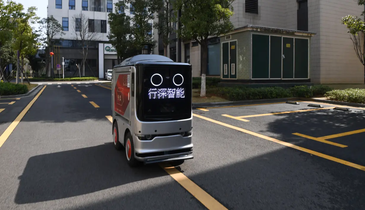 Sebuah robot pengiriman mengantar makan siang di Changsha, Provinsi Hunan, China tengah, pada 14 Februari 2020. Dua robot pengiriman dialihfungsikan untuk mengantar makan siang dan makan malam bagi para karyawan di perusahaan yang telah melanjutkan produksi di kawasan itu. (Xinhua/Xue Yuge)