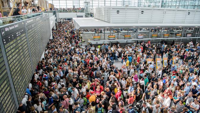 Penumpukan penumpang terjadi setelah petugas keamanan menutup sementara Terminal 2 Bandara Munich di Jerman, Sabtu (28/7). Akibat penutupan itu 200 penerbangan dibatalkan, sementara 60 penerbangan lainnya mengalami penundaan. (MATTHIAS BALK/DPA/AFP)