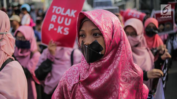 Aktivis Aliansi Gerakan Peduli Perempuan melakukan aksi bungkam menolak Rancangan Undang-Undang Penghapusan Kekerasan Seksual (RUU PKS) saat car free day di kawasan Bundaran HI, Jakarta, Minggu (14/7/2019). Mereka menolak rencana pengesahan RUU PKS. (Liputan6.com/Faizal Fanani)