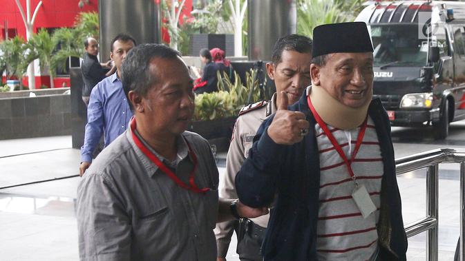 Terpidana kasus suap dan pencucian uang, Fuad Amin tiba di Gedung KPK, Jakarta, Senin (22/10). Fuad Amin menjalani pemeriksaan sebagai saksi dugaan suap pemberian fasilitas dan izin di Lapas Sukamiskin. (Liputan6.com/Herman Zakharia)