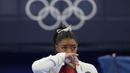 Pesenam Amerika Serikat, Simone Biles merupakan peraih gelar juara dunia lima kali berturut-turut dari tahun 2011 hingga 2019 serta peraih medali emas Olimpiade London dan Rio. Ia memilih mengundurkan diri pada Olimpiade Tokyo 2020 dengan alasan untuk kesehatan mentalnya. (Foto: AP/Ashley Landis)