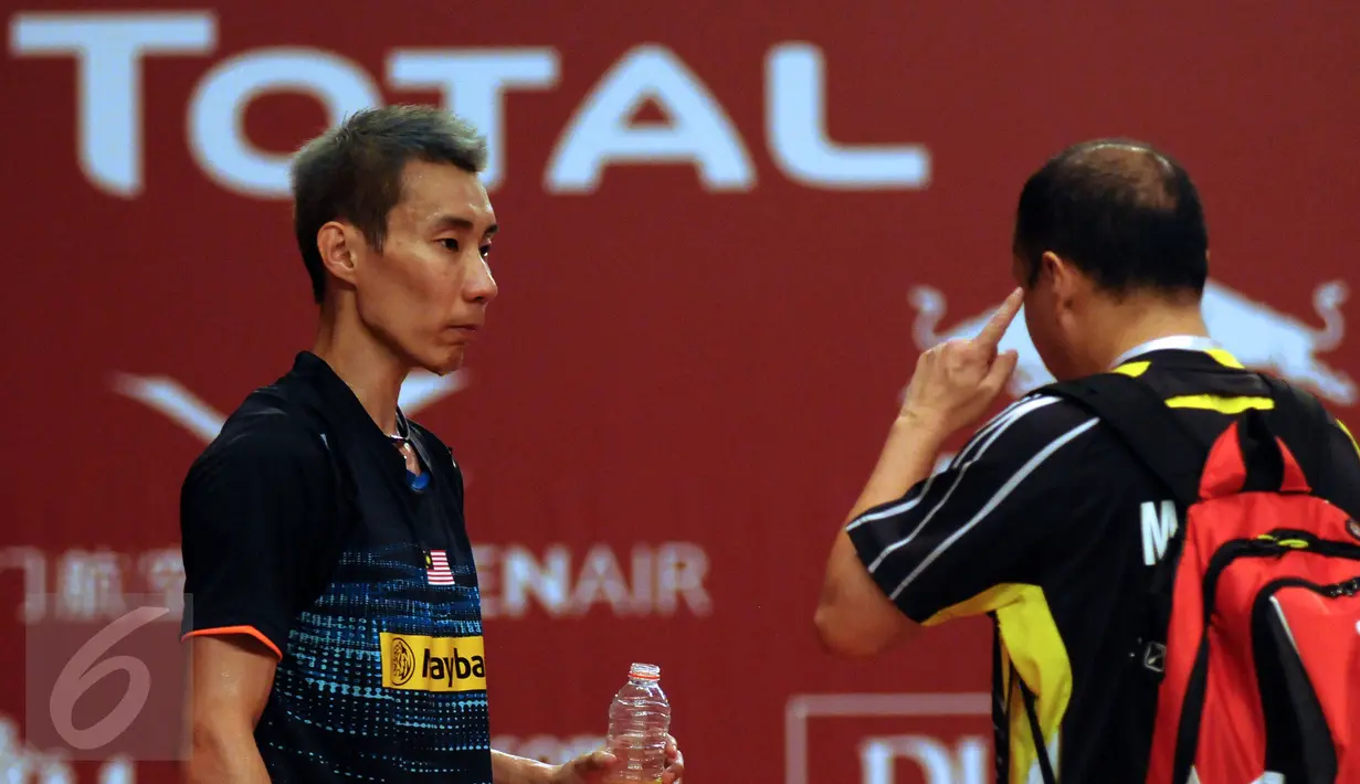 Pebulutangkis Malaysia, Lee Chong Wei berbincang dengan pelatihnya saat laga melawan Marc Zwiebler di Total BWF World Championships 2015 di Istora Senayan Jakarta, Rabu (12/8). Lee Chong Wei unggul 21-14, 17-21, 21-8. (Liputan6.com/Helmi Fithriansyah)