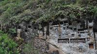 Kubur Batu Lemo di Tana Toraja, Sulawesi Selatan. foto: Korlena