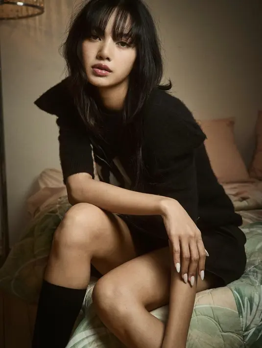 Kali ini dengan dress hitam, Lisa tampak begitu memukau dengan tampilan klasik dan effortless.  [Foto: Instagram/ Elle USA]