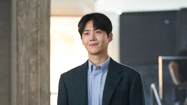 Foto Still Cut Kim Seon Ho dan Go Yoon Jung untuk Can This Love Be Translated? Produksi Netflix