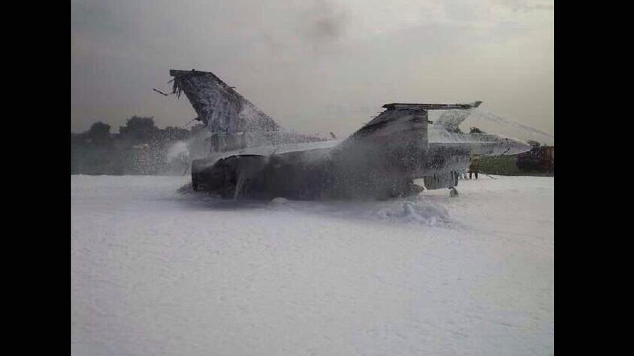 Penampakan Pesawat F-16 yang Terbakar di Halim