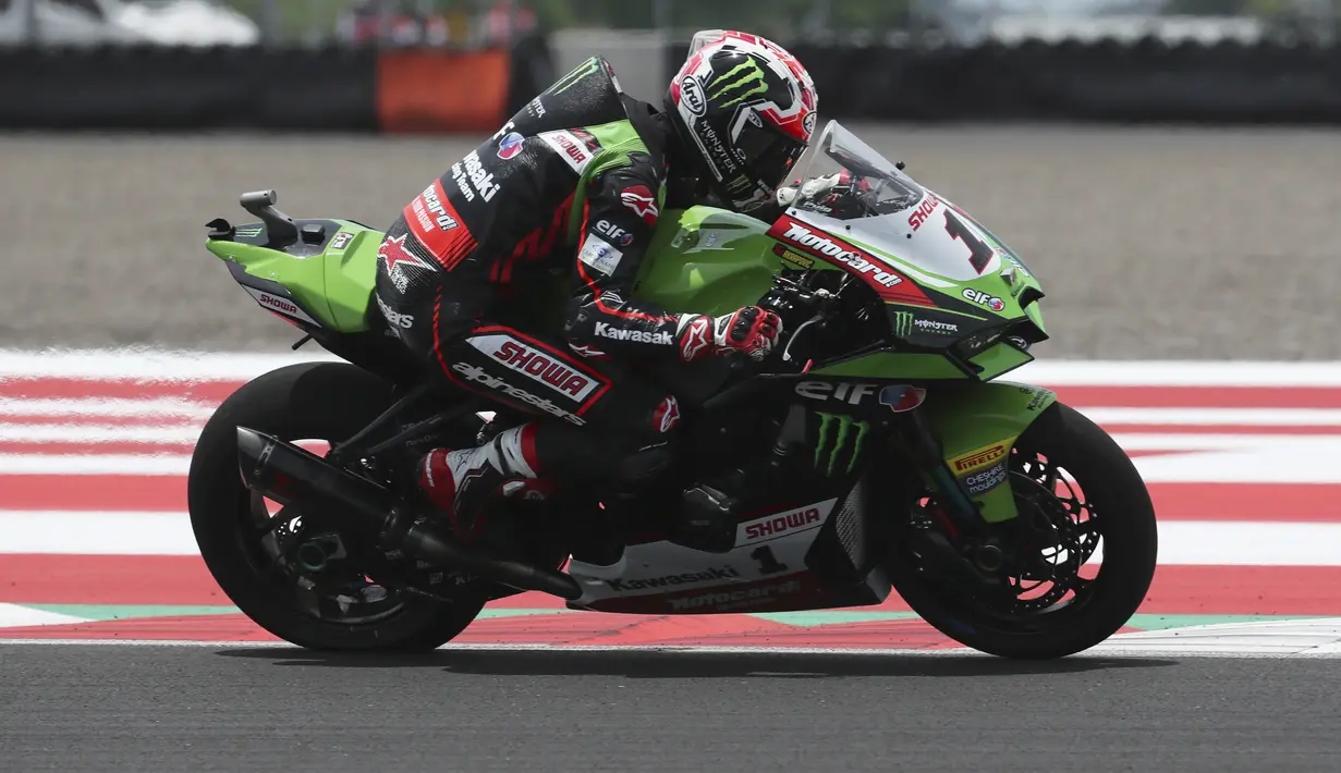 Pembalap Kawasaki Racing Team WorldSBK, Jonathan Rea dari Inggris melaju saat sesi latihan bebas pertama balapan World Superbike (WSBK) di Sirkuit Mandalika, Lombok Tengah, NTB, Jumat (19/11/2021). Gelaran balap WSBK Mandalika 2021 diikuti oleh 23 pembalap dari 12 tim. (AP Photo/Achmad Ibrahim)