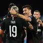 Bek AC Milan, Theo Hernandez (19) berselebrasi dengan rekan-rekannya usai mencetak gol ke gawang Napoli pada pertandingan lanjutan Liga Serie A Italia di Stadion San Paolo di Naples, Italia, Minggu, (12/7/2020). AC Milan bermain imbang 2-2 atas Napoli. (Spada/LaPresse via AP)