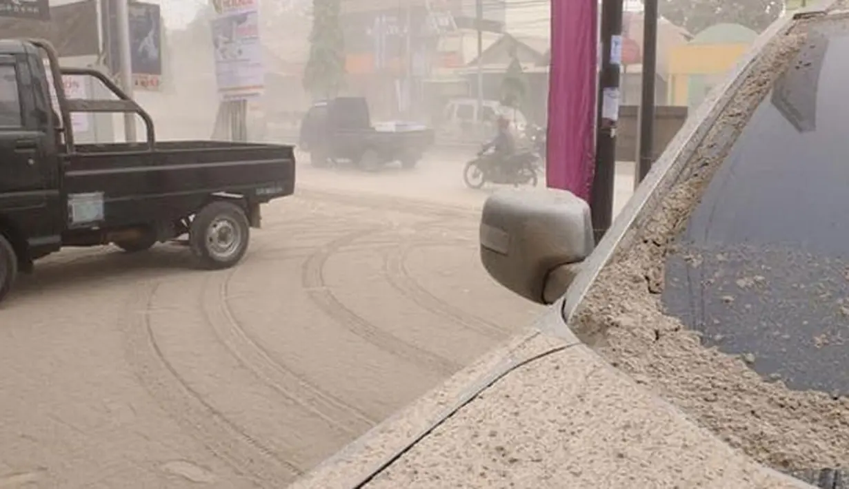 Abu Gunung Kelud juga sampai ke kota Kediri. Tampak abu menggumpal di atas mobil (@kloworThok)
