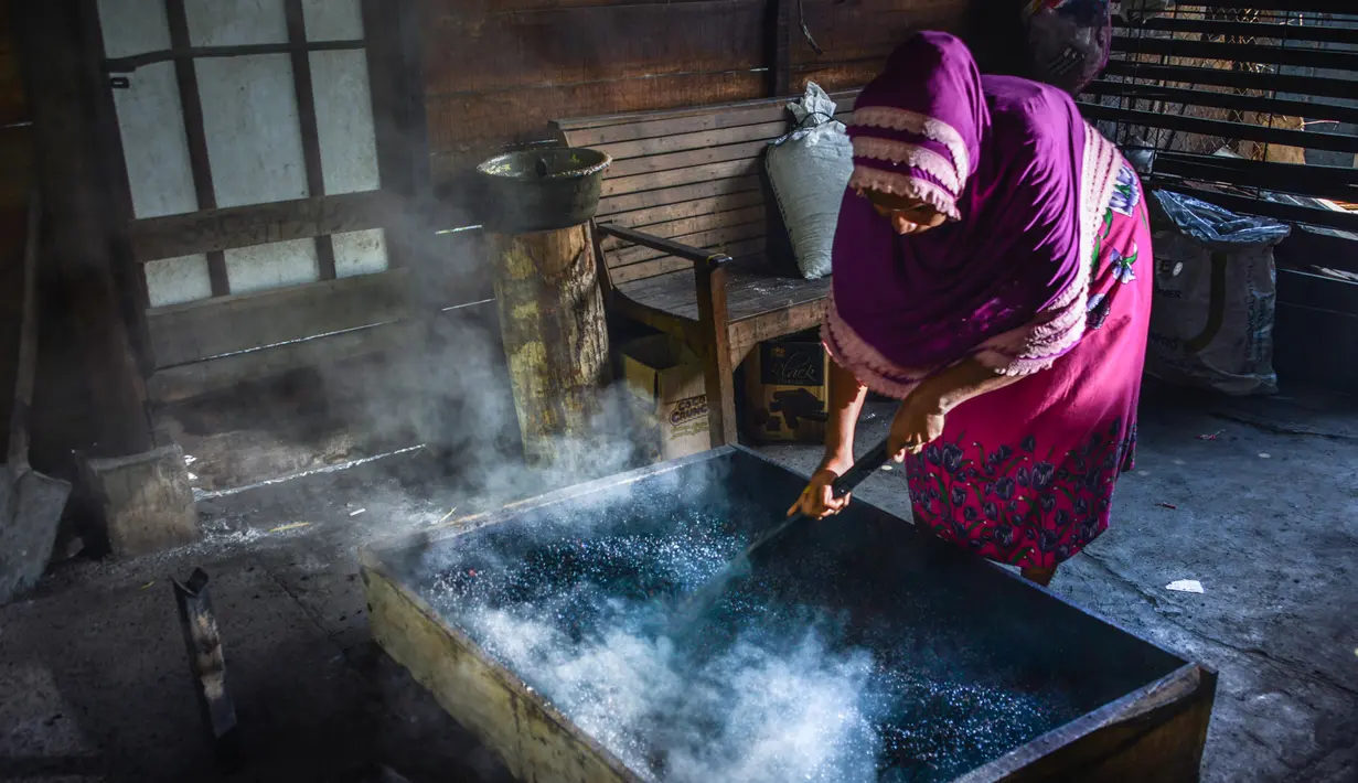 Pekerja mendinginkan biji kopi usai dipanggang melalui metode tradisional di sebuah pabrik di Banda Aceh, Aceh, Rabu (3/3). Aceh merupakan salah satu wilayah penghasil kopi terbaik di Indonesia. (CHAIDEER MAHYUDDIN/AFP)