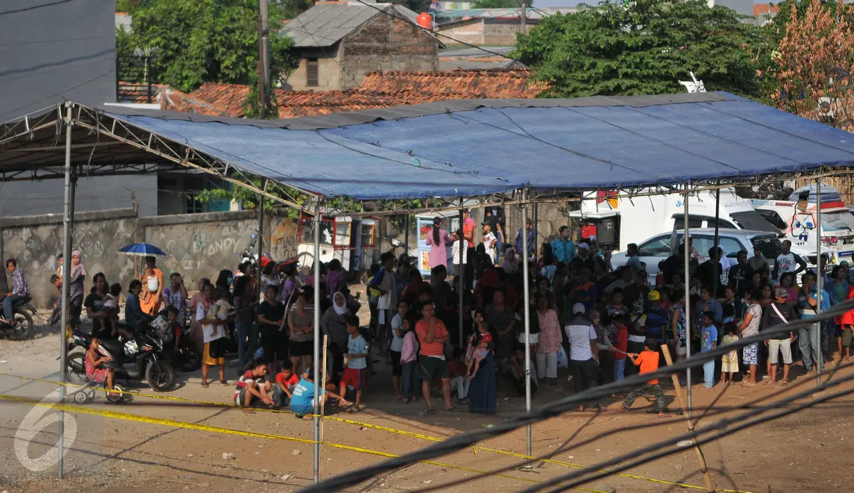 Ratusan warga bejubel di sekitar bedeng tempat Agus Darmawan tinggal, Jakarta, Minggu (11/10/2015). Warga penasaran ingin melihat rekonstruksi pembunuhan PNF.(Liputan6.com/Gempur M Surya)