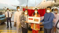 Pengiriman pertama bantuan kemanusiaan berupa obat-obatan dan alat kesehatan (alkes) dari Indonesia telah tiba di bandara internasional Sri Lanka. (KBRI Colombo)