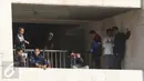 Sejumlah warga menyaksikan gerhana matahari total (GMT) dari balkon masjid Istiqlal seusai melakukan salat gerhana, Jakarta, Rabu (9/3/2016). (Herman Zakharia) 