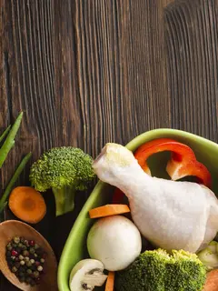 Sahabat Fimela, tubuhmu membutuhkan energi dan nutrisi berkualitas untuk bisa membakar lemak dengan optimal. [Dok/freepik.com]