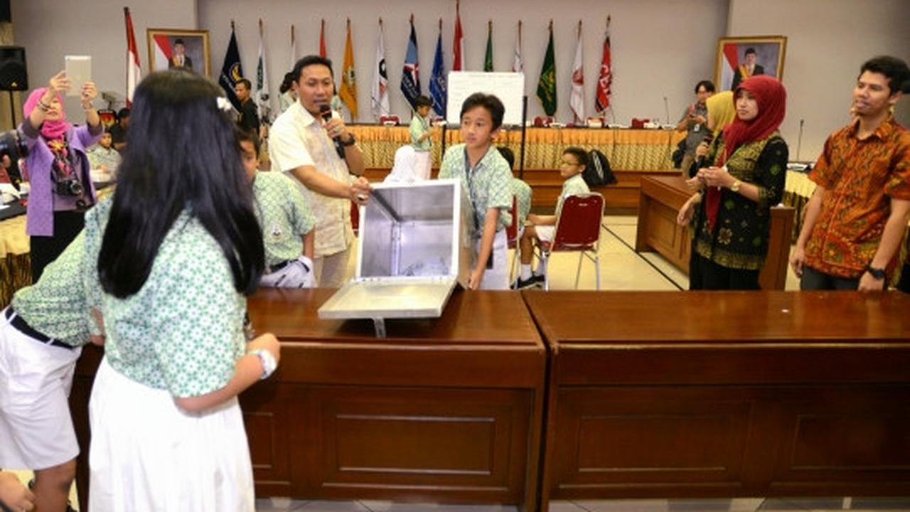 Antusiasme siswa SD laksanakan simulasi Pemilu di Gedung KPU