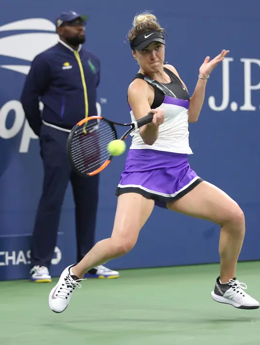 Petenis Ukraina Elina Svitolina mengembalikan bola ke arah petenis Amerika Serikat, Venus Williams pada babak kedua AS Terbuka 2019 di Louis Amstrong Stadium, Rabu (28/8/2019). Elina Svitolina melaju ke putaran ketiga setelah mengalahkan petenis tuan rumah Venus Williams 6-4, 6-4. (AP/Michael Owens)