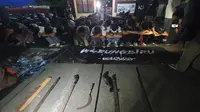 Puluhan siswa SMP dan SMA beserta barang bukti diamankan di Polres Metro Depok lantaran diduga hendak tawuran. (Liputan6.com/Dicky Agung Prihanto)