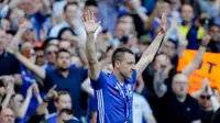 Kapten tim Chelsea John Terry mendapat penghormatan yang meriah dari rekan dan penggemarnya usai berakhirnya pertandingan melawan Sunderland di Stamford Bridge, Inggris, Minggu (21/5). (AP Photo/ Frank Augstein)