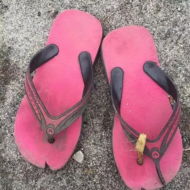 6 Cara Orang Akali Sandal Jepit Putus Ini Kocak, Solusi Bisa Kembali Dipakai