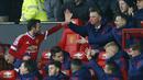 Pelatih Manchester United, Louis Van Gaal, menyalami pemainnya Juan Mata usai laga melawan Watford. Pada laga selanjutnya MU akan berhadapan dengan West Bromwich. (Reuters/Jason Cairnduff)