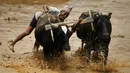 Seorang petani menggarap sawah menggunakan sapi saat merayakan Asar Pandra atau hari menanam padi di Distrik Dhading, Nepal, Minggu (30/6/2019). Umat Hindu Nepal menganggap Asar Pandra sebagai hari baik untuk menanam padi. (AP Photo/Niranjan Shrestha)