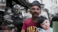 Perpustaan bemo Kinong yang gratis selalu disambung hangat. Umumnya oleh anak-anak dan remaja.
