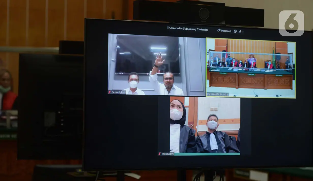 Hakim Pengadilan Negeri Jakarta Barat mengelar persidangan dengan terdakwa John Kei secara virtual di PN Jakarta Barat, Rabu (13/1/2021). Sidang perdana dengan agenda dakwaan kasus penganiayaan dan pembunuhan dengan terdakwa John Kei. (merdeka.com/Imam Buhori)
