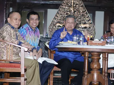 Presiden RI ke 6 Susilo Bambang Yudhoyono bersama Ketum Gerinda, Prabowo Subianto saat menyantap makan malam nasi goreng khas Jawa Timur di Cikeas, Bogor, Jawa Barat, Kamis (27/7). (Liputan6.com/Herman Zakharia)