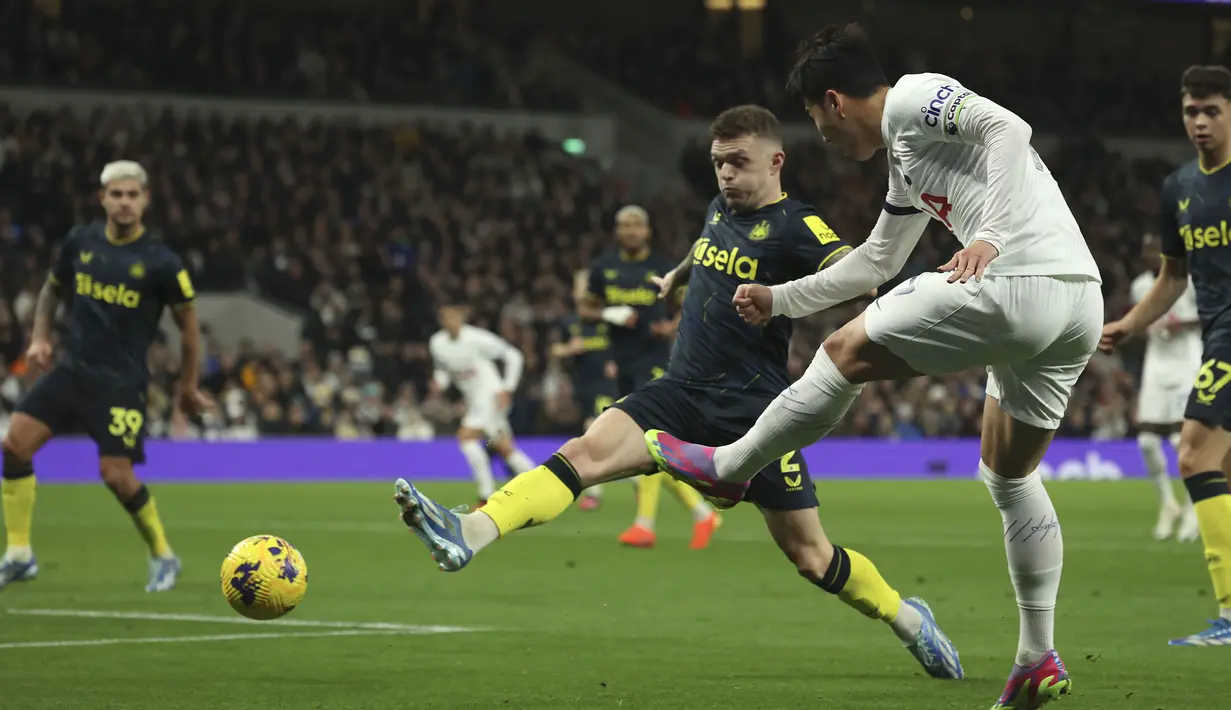 Gelandang Tottenham Hotspur, Son Heng-min melepaskan umpan yang berusaha diblok bek Newcastle United, Kieran Trippier pada laga pekan ke-16 Liga Inggris 2023/2024 di Tottenham Hotspur Stadium, London, Senin (11/12/2023) dini hari WIB. (AP Photo/Ian Walton)