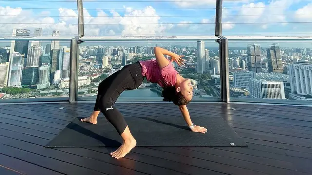 Yoga di Sky Park Observatorium Deck