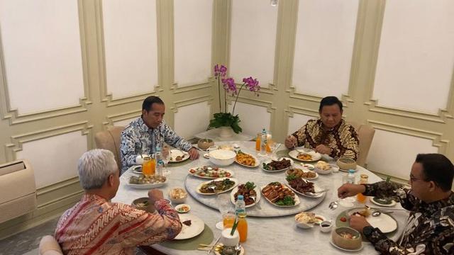 Presiden Joko Widodo atau Jokowi makan siang bersama dengan bakal capres Anies Baswedan, Ganjar Pranowo, dan Prabowo Subianto di Istana, Senin (30/10/2023).