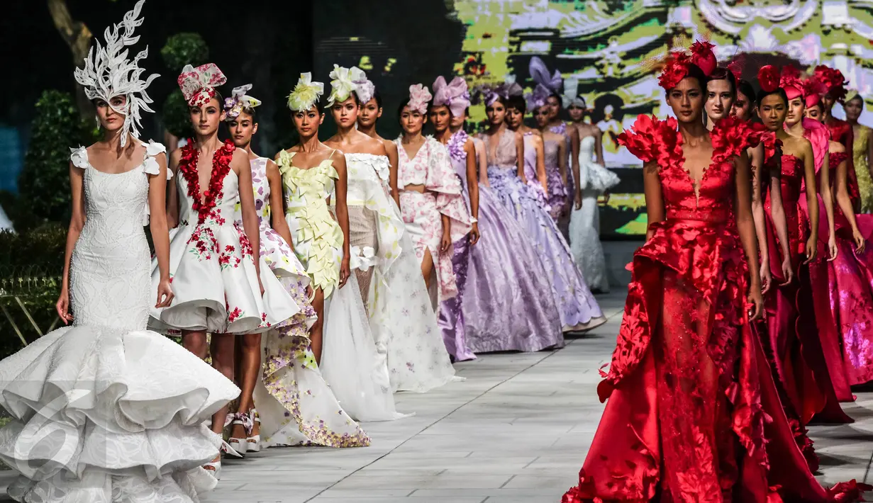 Lima puluh model membawakan 50 gaun koleksi pagelaran busana karya desainer Fetty Rusli di Hotel Mulia Senayan Jumat (26/02). Supermodel Paula Verhoeven membuka show tunggal kelima Fetty dalam sequence gaun warna fuschia. (Liputan6.com/Fery Pradolo)