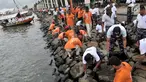 Prajurit Pusat Hidrografi dan Oseanografi TNI AL bersama petugas keamanan Ancol membersihkan sampah di sepanjang Pantai Ancol, Jakarta, Selasa (22/1). Kegiatan itu dilakukan mulai dari Pantai Lagoon hingga dermaga Marina. (Merdeka.com/Iqbal S. Nugroho)