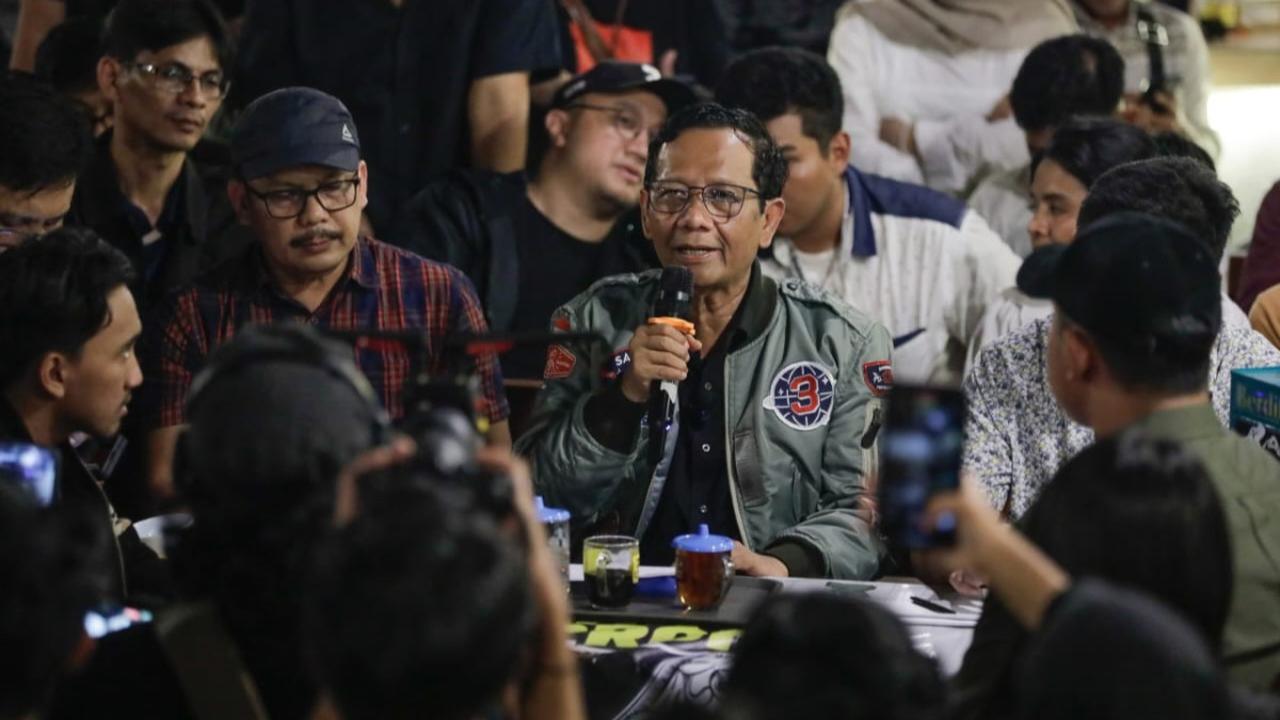 Mahfud kemudian menyinggung lagu Kolam Susu yang dipopulerkan Koes Plus. <br>