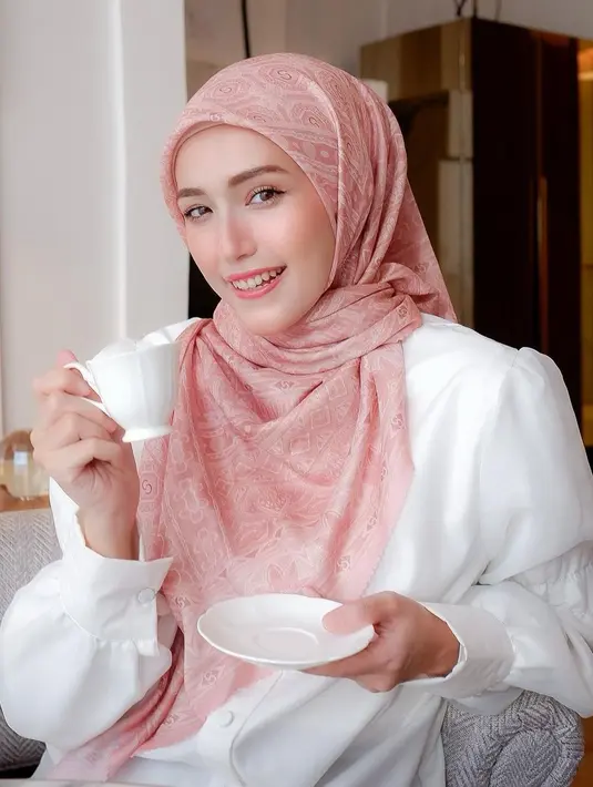 <p>Inspirasi gaya hijab untuk dipadukan dengan workwear, tapi tetap sopan. Adelia Pasha menampilkan gaya dengan sisi hijab yang bisa digunakan untuk menutupi area dada, sedangkan ada bagian yang dililitkan di leher, sehingga bisa membingkai wajah dengan baik. Foto: Instagram.</p>