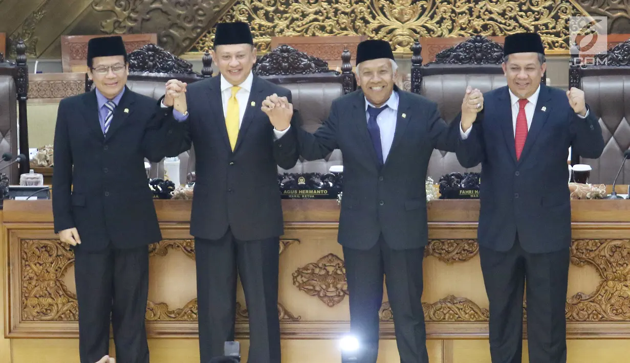 Bambang Soesatyo (dua dari kiri) bergandeng tangan bersama tiga Wakil Ketua DPR yakni Fahri Hamzah, Taufik Kurniawan, dan Agus Hermanto usai dilantik di Gedung DPR RI, Jakarta, Senin (15/1). Bambang resmi menggantikan Setnov. (Liputan6.com/Angga Yuniar)