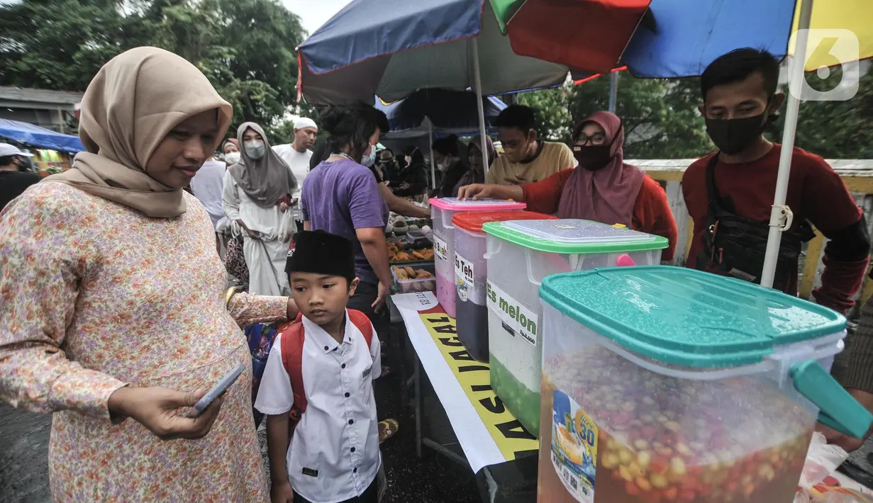 Warga saat berburu hidangan berbuka puasa atau takjil di kawasan Karet Tengsin, Tanah Abang, Jakarta Pusat, Minggu (3/4/2022). Berburu takjil merupakan tradisi umat muslim untuk disantap saat berbuka puasa. (merdeka.com/Iqbal S. Nugroho)