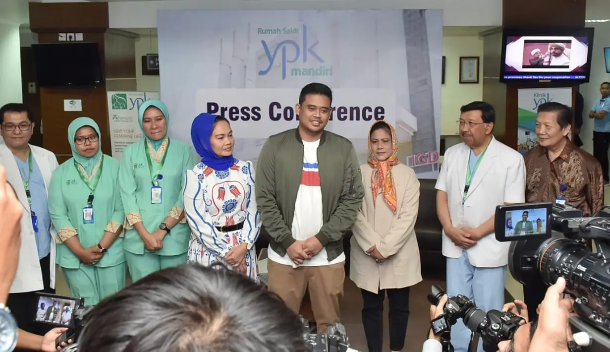 Bobby Nasution didampingi sang ibu, Ade Hanifah Siregar dan mertuanya, Iriana dalam jumpa pers kelahiran Kahiyang Ayu di RS YPK Menteng, Jakarta , Rabu (1/8). Kahiyang melahirkan bayi perempuan secara caesar. (Liputan6.com/Pool/Kris - Biro Pers Setpres)