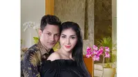 Pemeran Teuku Fadhil dalam film Ketika Cinta Bertasbih itu tampil gagah dengan setelan jas yang dikenakan. Selain itu, ada juga Lucky yang mengenakan baju batik. (Instagram/malibu62studio)