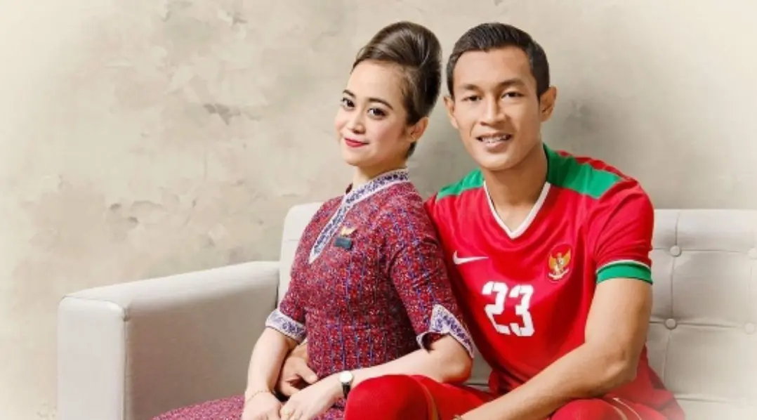 Pramugari cantik Zakiera Fara Nisha dan Hansamu Yama, tidak malu-malu tampil mesra di jejaring sosial pribadi. (Bola.com/Instagram)