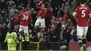 Penyerang Manchester United, Cristiano Ronaldo (tengah) berselebrasi usai mencetak gol ke gawang Burnley pada pertandingan lanjutan Liga Inggris di di Old Trafford di Manchester, Inggris, Jumat (31/12/2021). Man United menang atas Burnley dengan skor 3-1. (AP Photo/Rui Vieira)