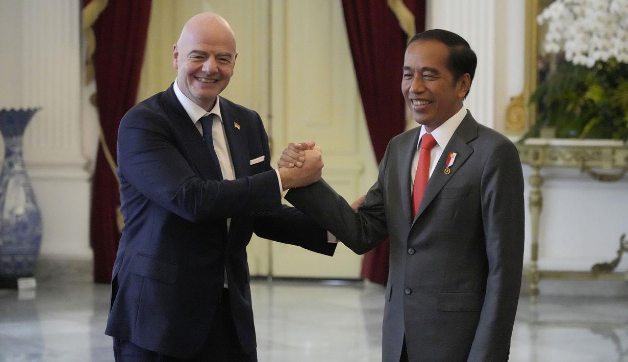 <p>Presiden RI, Joko Widodo menyambut kedatangan Presiden FIFA Gianni Infantino di Istana Merdeka, Jakarta, Selasa (18/10) siang WIB. (AP/Achmad Ibrahim)</p>