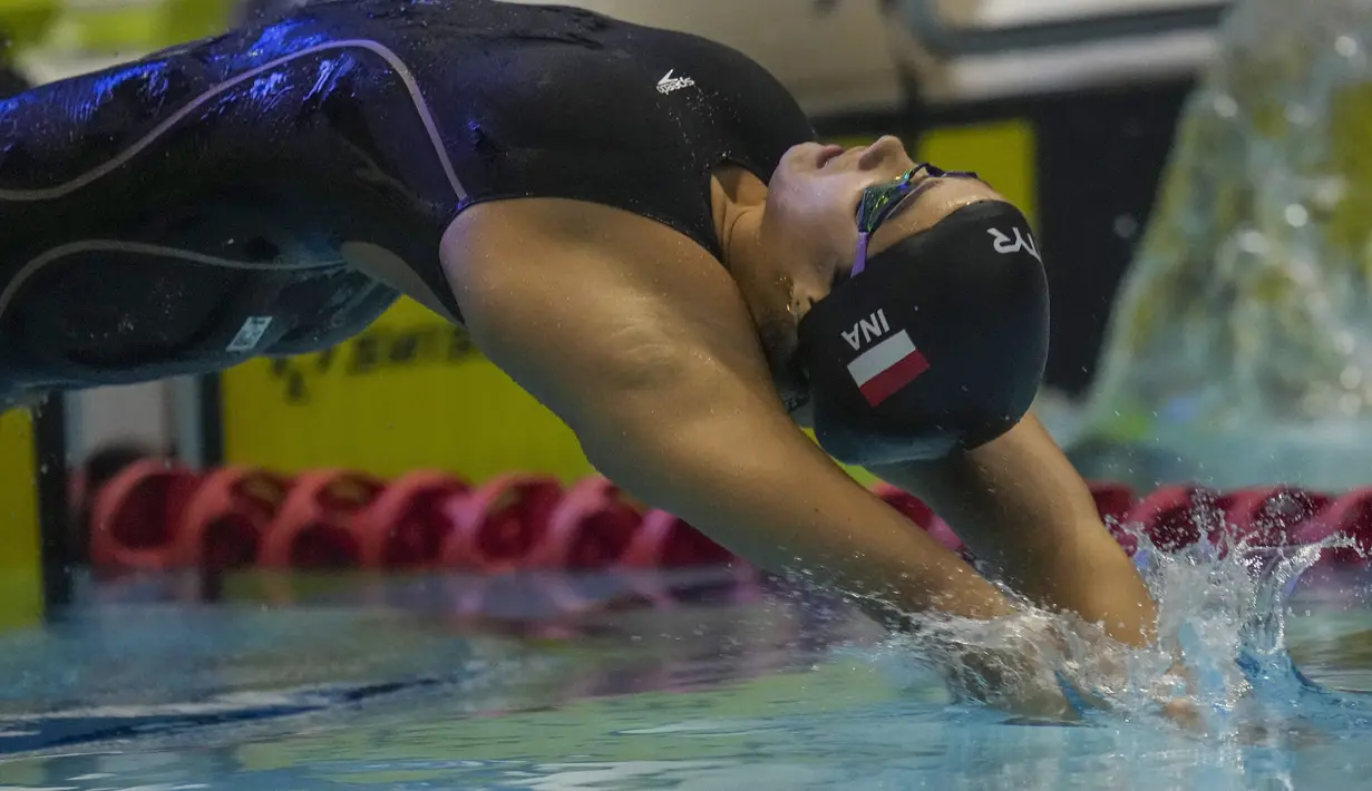 Berlangsung di Aquatic Center Morodok Techo National Stadium, Phnom Penh, Kamboja. Baik I Gede Siman dan Masniari Wolf tampil luar biasa. Dua medali emas pun bertambah untuk Indonesia dalam perlombaan renang itu. (AP Photo/Tatan Syuflana)