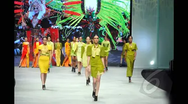 Model tampil dalam pagelaran Indonesia Fashion Week 2015 karya Priscilla Saputro yang bertema 'Novum Etno: Colorful Banyuwangi' di JCC Senayan, Jakarta, Sabtu (28/2). (Liputan6.com/Panji Diksana)